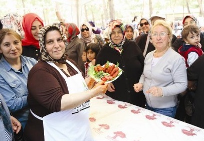 Bahar şenliklerinde yağlı köfte yarışması 