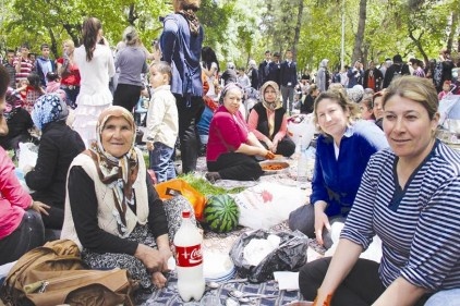 Baharın gelişi ve doğanın canlanması bayram sevinci gibi algılanır