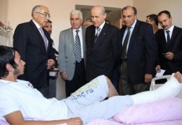 Bahçeli yaralıları ziyaret etti 
