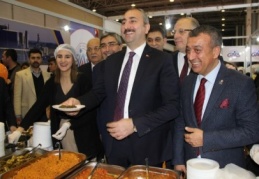 Bakan Gül, GAİB standında bulgur pilavı ve makarna dağıttı