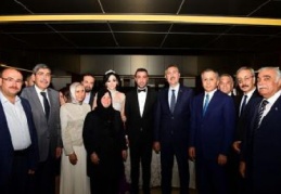 Bakan Gül, Neslihan Candemir çiftinin nişan yüzüklerini taktı