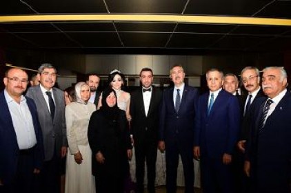 Bakan Gül, Neslihan Candemir çiftinin nişan yüzüklerini taktı