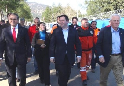 Bakan Jason Kenney çadır gezdi