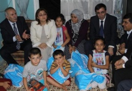 Bakanlar yoksul aile ziyaretinde 
