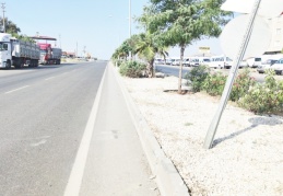 Bakım sırasında freni boşalan tır refüje çıktı