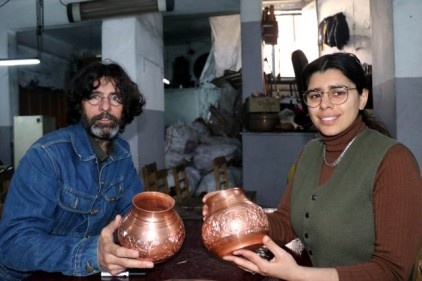 Bakır işlemeciliği öğreniyorlar