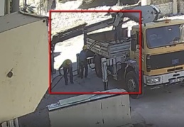 Bakır kabloları gündüz vakti vinçle söküp, çaldılar