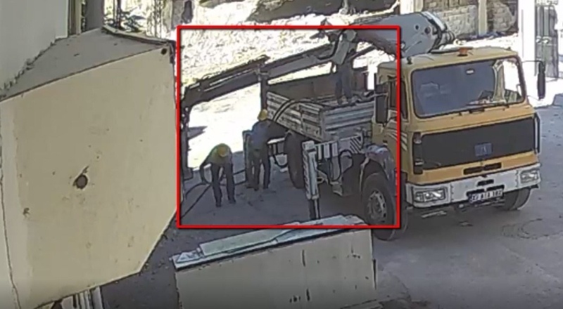 Bakır kabloları gündüz vakti vinçle söküp, çaldılar