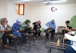 Bakır ve sedefe kadın eli değdi 