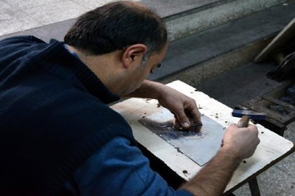 Bakırcı esnafı &#8216;Zeytin Dalı&#8217; figürü işlemeye başladı 