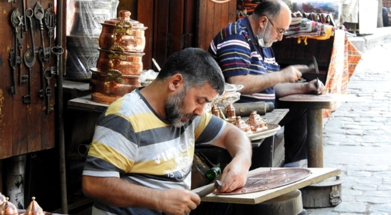 Bakırcılar Çarşısı'nda çekiç sesleri yeniden yankılandı