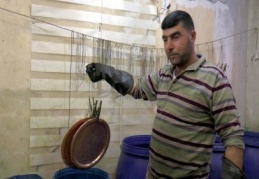 Bakırcılıkla kız çocuklarını okutuyor