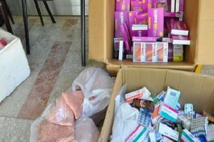 Bakkal dükkanında 2 koli ilaç ele geçirildi