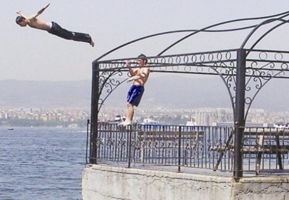 ''Balıklama'' atlarken felç olmayın