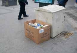 Balıklı Parkı’nda karton kutudan çöp