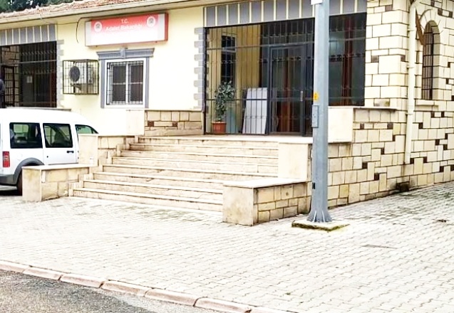 Balkondan düşen galerici hayatını kaybetti