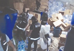 Balyozla yıkılan duvarın arkasından gizli mahzen çıktı