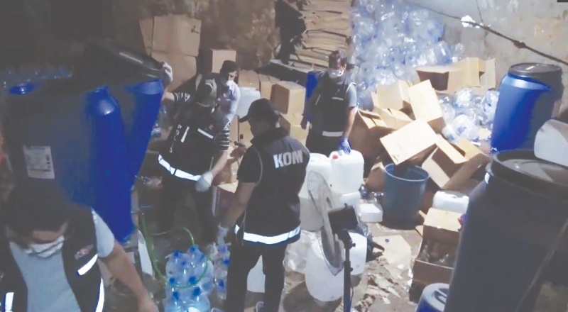 Balyozla yıkılan duvarın arkasından gizli mahzen çıktı