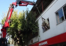 Banka taşınmasını ilgiyle izlediler