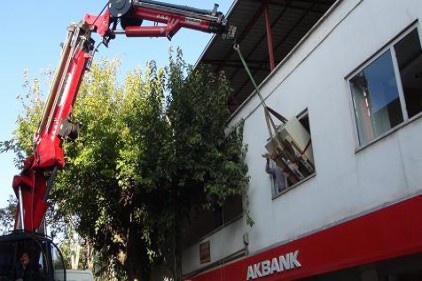Banka taşınmasını ilgiyle izlediler