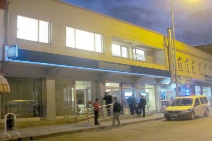 Bankanın arşiv odasında intihar etti