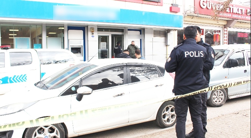 Bankayı soygununu gerçekleştiremeyen silahlı şahıs olay yerinden kaçtı