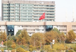 Banyoda doğurduğu bebeği aldattığı eşine çöpe attırdı