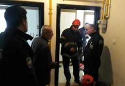 Banyoda mahsur kalan kadını itfaiye kurtardı