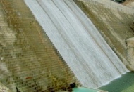 Baraj gövdesini aşan sular tahliye kanalları ile boşaltılıyor