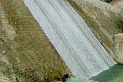 Baraj gövdesini aşan sular tahliye kanalları ile boşaltılıyor