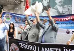 Barış için güvercin uçurdular