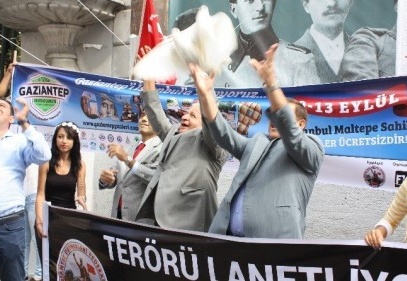 Barış için güvercin uçurdular