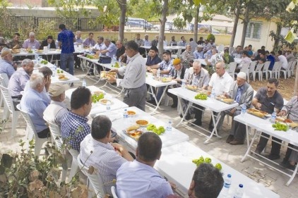 Barış yemeğine kaşık daldırdılar