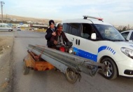 Bariyerleri motosiklete yükleyip gidiyorlardı