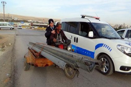Bariyerleri motosiklete yükleyip gidiyorlardı