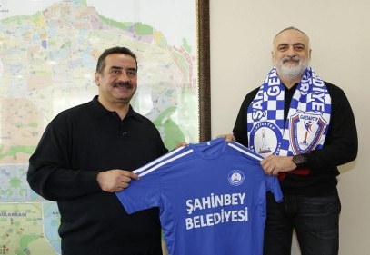 Baş Antrenör koltuğuna Galatasaray Alt Yapı Sorumlusu Ahmet Reşat Arığ oturdu