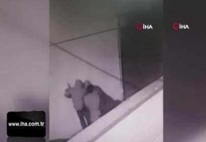 Başakşehir'de ‘örümcek adam'a özenen hırsızlar kamerada