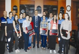 Başarılı öğrenciler dizüstü bilgisayar ile ödüllendirildi