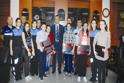 Başarılı öğrenciler dizüstü bilgisayar ile ödüllendirildi