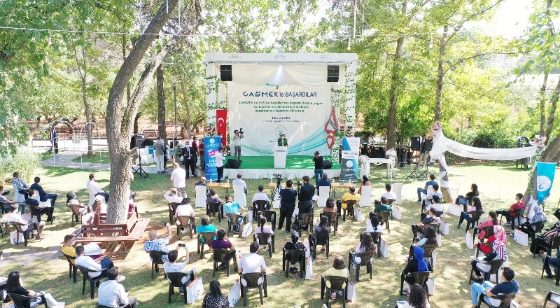 Başarılı öğrencilere hediye verildi