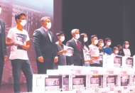 Başarılı öğrencilere tablet hediye edildi