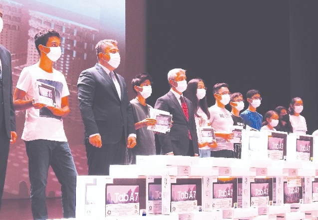 Başarılı öğrencilere tablet hediye edildi