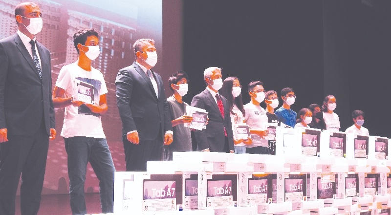 Başarılı öğrencilere tablet hediye edildi