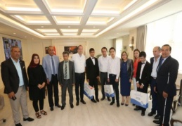 Başarılı öğrencileri, makamında kabul etti