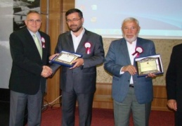 Başarılı öğretmenlere plaket verdi