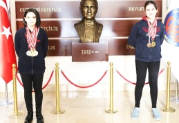 Başarılı sporcular madalya aldı