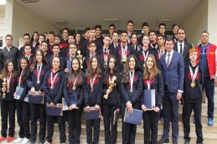 Başarılı sporcular ödüllendirildi