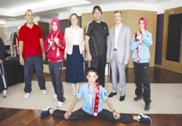 Başarılı sporcuları altınla ödüllendirdi