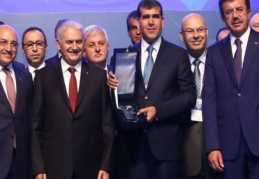 Başbakan Binali Yıldırım’dan Altunkaya’ya ödül