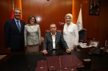 Başbakan Erdoğan, Fatma Şahin&#8217;i makamında ziyaret etti